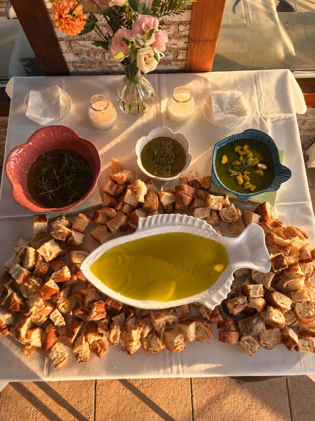 Mesa de aperitivo con aceite y panes